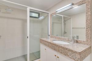 un baño con lavabo y ducha en Maria Madalena, en Madalena do Mar 36 fotos más