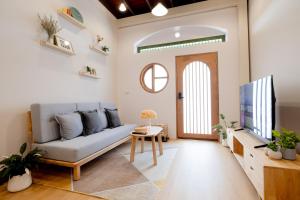 un salon avec un canapé et une télévision dans l'établissement Kraft Haus, à Khlong San