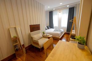 une chambre avec un lit, une chaise et une table dans l'établissement Kraft Haus, à Khlong San