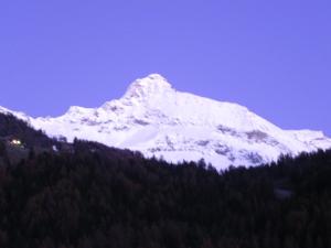 Vista generica sulle montagne o vista sulle montagne dall'interno dell'affittacamere