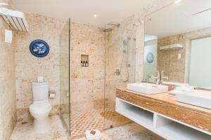 Koupelna v ubytování Bakour Punta Cana Suites