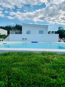 La pileta dentro o cerca de Eremo Dei Poeti 141 fotos más