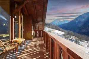 a balcony with chairs and a view of the mountains at Lioda Oak Alpine Charm in Vinigo