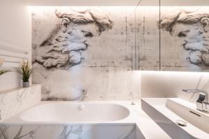 un baño con lavabo y bañera en Bastion Wałowa by Blue Mandarin, en Gdansk 44 fotos más