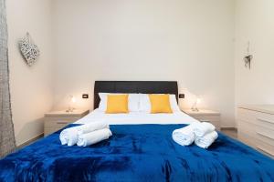 Un dormitorio con una cama grande con toallas. en Luna House, en La Spezia