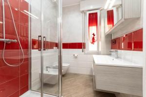 Un baño con ducha, inodoro y lavabo. en Luna House, en La Spezia