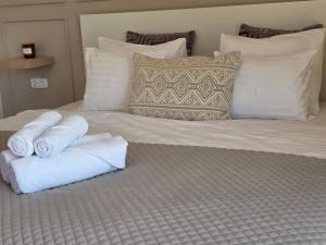 En eller flere senge i et værelse på Grand Terrace Apartment with AC & heating