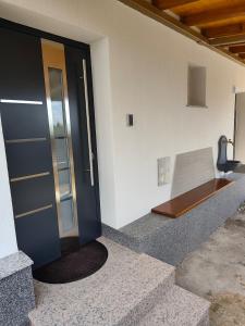 オフリドにあるStone house - TEMAのベンチ付きの建物の開口ドア