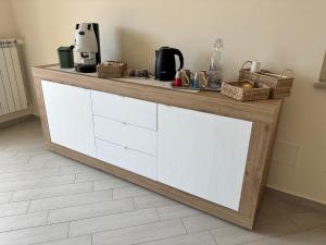 a counter with white drawers and baskets on top at La terrazza sull'Abbazia in Cassino
