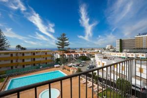 einen Balkon mit Pool und Gebäuden in der Unterkunft Luxury Los Cactus in San Bartolomé de Tirajana