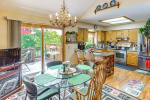 Kuchyň nebo kuchyňský kout v ubytování 5 Mi to Platte River Inviting Bellevue Rental