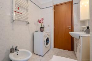 een badkamer met een wasmachine en een wastafel bij Ca' DaVinci in Milaan +13 foto's