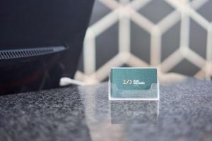 a thermometer sitting on top of a table at eXo Square Heidelberg/Schwetzingen - by SuperFly Hotels in Schwetzingen