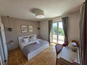 En eller flere senge i et værelse på Grand Terrace Apartment with AC & heating