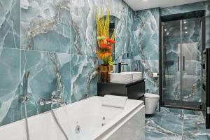 Un baño de Lavie Maison Sauna Hot Tub & AC in 7th