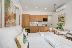 Una cocina o cocineta en Lavie Maison Sauna Hot Tub & AC in 7th