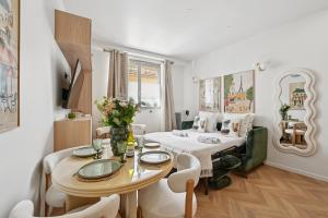 Un lugar para sentarse en Lavie Maison Sauna Hot Tub & AC in 7th