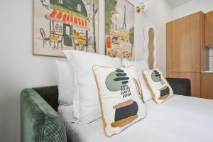 Una cama o camas en una habitación de Lavie Maison Sauna Hot Tub & AC in 7th 12 fotos más