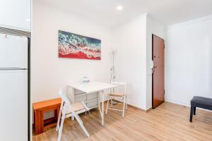 a white room with a white desk and chairs at Bright 2BDR Flat in Armação de Pêra by LovelyStay in Armação de Pêra