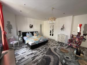 a bedroom with a bed and a living room at Ferienwohnung Roman Stadtkern von Quedlinburg 80qm in Quedlinburg