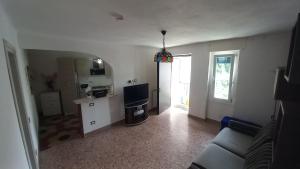 a living room with a couch and a television at Tradate centro -150mt dalla stazione Ferrovie Nord in Tradate