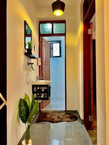 einen Flur mit Waschbecken und Spiegel in der Unterkunft Fly Africa village 3 in Arusha