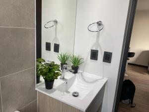 a bathroom with a sink and a mirror at Dpto Económico a 6 min de Plaza Ñuñoa in Santiago
