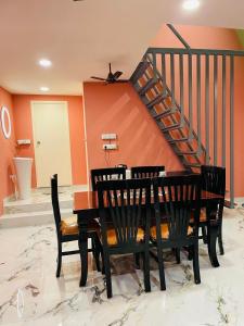イェーラギリにあるCroft Yelagiri - 3 bedroom villaのダイニングルーム(テーブル、椅子、階段付)