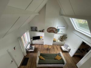 una vista dall'alto di un soggiorno con un divano di Chocolat & Vanille a Koksijde