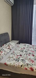 Ένα ή περισσότερα κρεβάτια σε δωμάτιο στο Квартира в центрі ЖК Яровиця