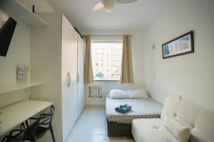 a small room with a bed and a couch at 360 Copa Galeria Ritz By SUHCasa in Rio de Janeiro
