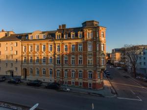 a large brick building on the side of a street at Stylische Mid-Century-Wohnung im Zentrum Plauens in Plauen