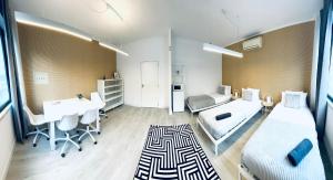 Habitación con cama, escritorio y mesa. en Luxury rooms best location of Lisbon, next attractions, en Lisboa