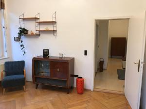 a living room with a tv and a chair and a door at Stylische Mid-Century-Wohnung im Zentrum Plauens in Plauen