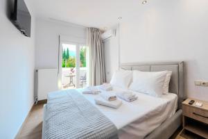 a bedroom with a bed with two towels on it at Sonia's Maison in Limenas