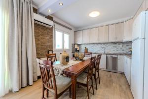 a kitchen and dining room with a table and chairs at Sonia's Maison in Limenas