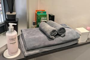 uno scaffale con due asciugamani e una bottiglia di sapone di BlackRock a Stalden