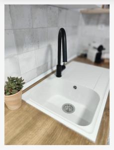 fregadero blanco con grifo negro en El Refugio de Alcolea, Alpujarra Almeriense, en Alcolea