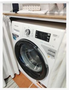 Una lavadora blanca colocada en un estante en El Refugio de Alcolea, Alpujarra Almeriense, en Alcolea 21 fotos más