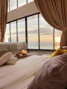 ジョージタウンにあるNEW 2BR Sunrise Gurney with Stunning Seaview 无敌日出海景房のベッドルーム1室(ベッド1台、食料品のトレイ付)