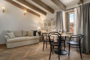 Χώρος καθιστικού στο Silent Stone Apartment