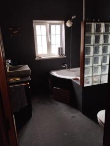 Un baño con bañera, lavabo y ventana. en Casa da Lua, en Erra 16 fotos más