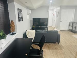 Μια τηλεόραση ή/και κέντρο ψυχαγωγίας στο Exquisite Apartment +3 φωτογραφίες