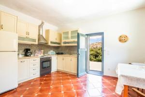 Η κουζίνα ή μικρή κουζίνα στο Sunny Hillside Escape