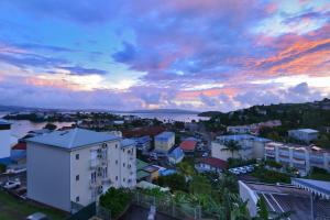 Blick auf eine Stadt mit Sonnenuntergang in der Unterkunft kay betty in Les Trois-Îlets + 1 Foto