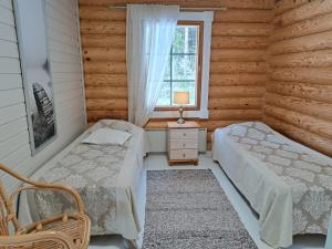 Ένα ή περισσότερα κρεβάτια σε δωμάτιο στο Välituvan lomamökit