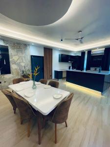 Kuchyň nebo kuchyňský kout v ubytování Platinum Blue Island Resort + 126 fotografií