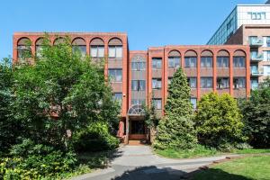 ボアハムウッドにあるNEW Entire spacious flat with parkingのレンガ造りの古い建物