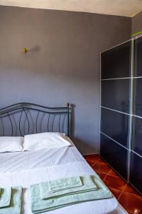 Ένα ή περισσότερα κρεβάτια σε δωμάτιο στο Sunny Hillside Escape