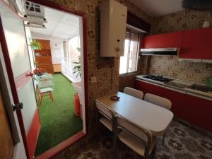 una pequeña cocina con una mesa pequeña, una mesa y sillas en Lorca, en Dúrcal 10 fotos más